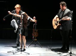 Alejandra Guzmán sube a cantar con Camila durante su presentación en en Auditorio Nacional. NTX / J. Arciga
