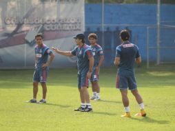 ''Chepo'' da instrucciones a los jugadores durante la jornada de este día. TWITTER / @Chivas