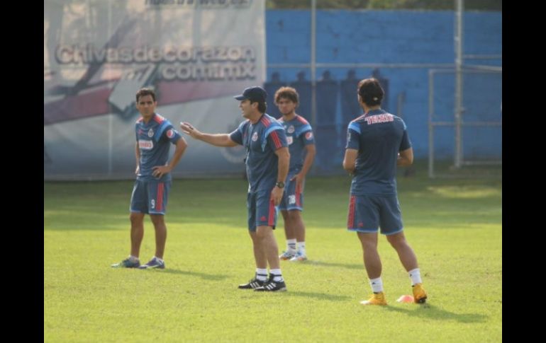 ''Chepo'' da instrucciones a los jugadores durante la jornada de este día. TWITTER / @Chivas