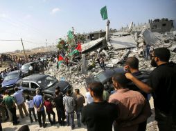 Miles de palestinos observan la llegada de las autoridades para una reunión histórica y poco común. EFE / M. Saber