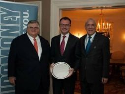 Luis Videgaray recibe el reconocimiento de la revista 'EuroMoney' por la implementación de las reformas. TWITTER / @SHCP_mx