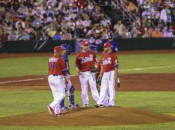 Juan Navarrete, con el 23 en el uniforme, dialoga en la lomita con su pitcher abridor, Juan Delgadillo, y el cátcher Gabriel Gutiérrez. EL INFORMADOR / F. Atilano
