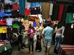 Sectores del vestido y textil, los más afectados por la piratería en Jalisco. Mercados y tianguis ofertan todo tipo de mercancía ilegal EL INFORMADOR / ARCHIVO