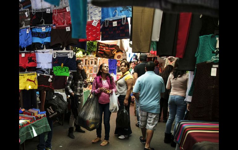 Sectores del vestido y textil, los más afectados por la piratería en Jalisco. Mercados y tianguis ofertan todo tipo de mercancía ilegal EL INFORMADOR / ARCHIVO