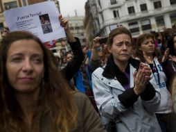 Españoles manifiestan su apoyo a Teresa Romero, quien está infectada de ébola. AP / D. Ochoa