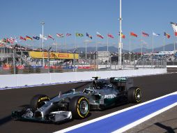 Nico Rosberg, compañero de Hamilton, obtiene el segundo mejor tiempo, con apenas una diferencia de 317 segundos. AFP / D. Dilkoff