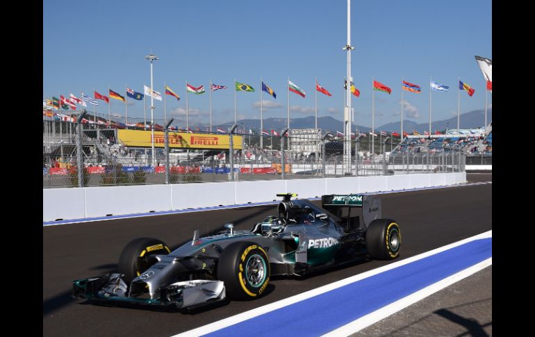 Nico Rosberg, compañero de Hamilton, obtiene el segundo mejor tiempo, con apenas una diferencia de 317 segundos. AFP / D. Dilkoff