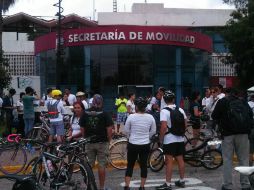Los manifestantes comenienzan su protesta en la Secretaría de Movilidad para luego dirigirse al Centro Histórico. EL INFORMADOR / A. Hinojosa