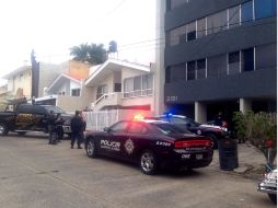 Policía de Guadalajara acude al edificio de departamentos luego de recibir el reporte del hallazgo. EL INFORMADOR /