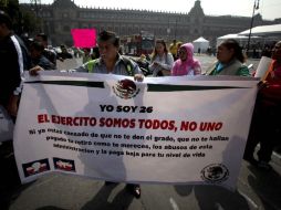 A los manifestantes sólo se les permitió llegar hasta la 'Tercera Edad', mucho antes de la primera puerta de Los Pinos. SUN / J. Cabrera