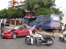 El impacto proyectó al camión hacia una fosa abierta de reparación de alcantarillado, mientras que el coche quedó a media calle. EL INFORMADOR /