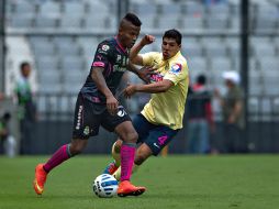 Andres Renteria de Santos y Erik Pimentel de América disputan el balón. MEXSPORT / Roberto Maya