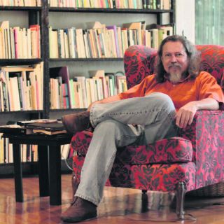 Dante Medina con un premio bajo el brazo