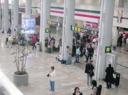 Viajar en el aire aterra, no solo por lo que pueda pasar en las alturas, sino por lo que sucede en la tierra. NTX /