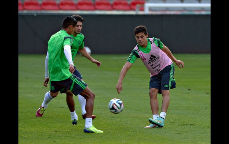 El rojinegro Ponchito González (der.) irá acumulando minutos en el Tri entrando de cambio. MEXSPORT / I. Ortiz