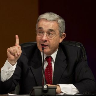 Uribe usa recursos públicos para negociar paz con las FARC