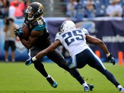 El jugador de los Jaguares de Jacksonville Allen Robinson, intenta eludir a Blidi Wreh -Wilson de los Titanes de Tennessee. AFP / F. Breedon
