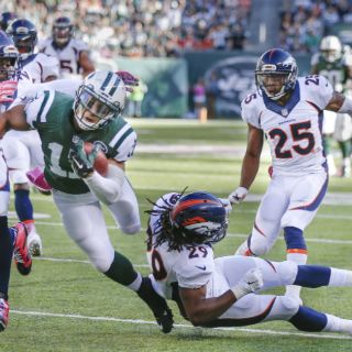 Peyton Manning se acerca a Brett Favre