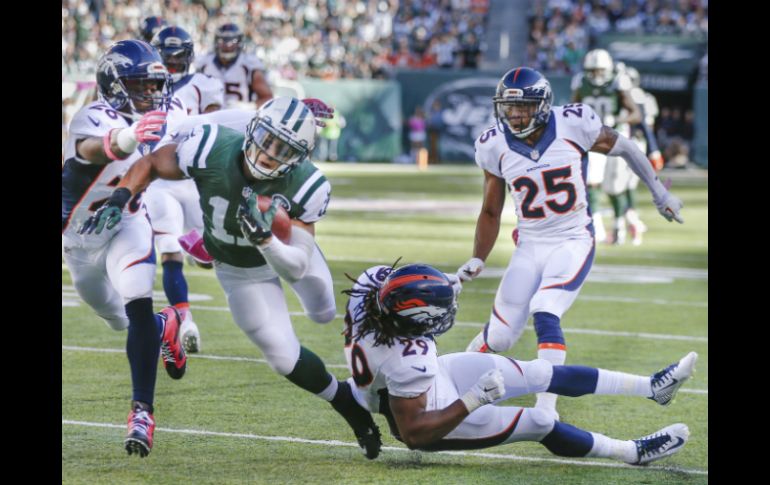 Greg Salas de Nueva York es tacleado por Rahim Moore y Bradley Roby en el cuarto periodo. AP / K. Willens