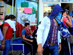 Estudiantes de la Normal Rural de Ayotzinapa tomaron la tarde de este domingo la estación de radio Capital Máxima. SUN / J. Serratos