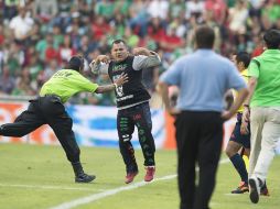 El aficionado que se metió a la Corregidora fue directo a la zona de bancas para ser más notorio. MEXSPORT / O.Martínez