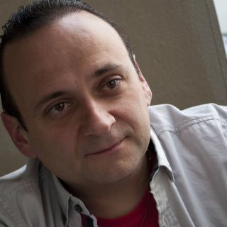 Eduardo España vuelve a sus raíces histriónicas con 'Déjame en paz'