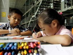 Especialistas hacen un llamado a los padres de familia a 'echar un vistazo' a sus hijos. NTX / ARCHIVO