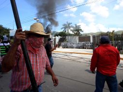 En diferentes grupos, los normalistas bloquean los tres accesos del recinto gubernamental. SUN / J. Serratos