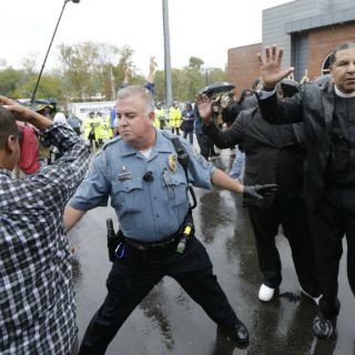 Marchan cientos a estación de policía de Ferguson