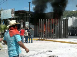 En Guerrero, estudiantes de la Normal Rural de Ayotzinapa tomaron el Palacio de Gobierno. SUN / JMA