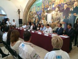 Autoridades entregan los aparatos auditivos. TWITTER / @HospitalCivil