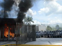 Poco antes de las 15:00 horas, los maestros dejaron las instalaciones del Congreso para ir a 'botear'. EFE / L. O. Torres