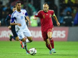 El centrocampista del F.C. Barcelona (Der) tiene 30 años de edad y ha jugado en el equipo por más de 10 años. AFP / E. Dunand.
