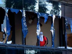 Los manifestantes lanzan un artefacto explosivo dentro del edificio municipal. SUN / J. Serratos