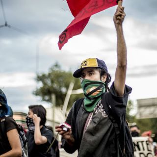 Consignan a quien dañó un banco en marcha del 2 de octubre