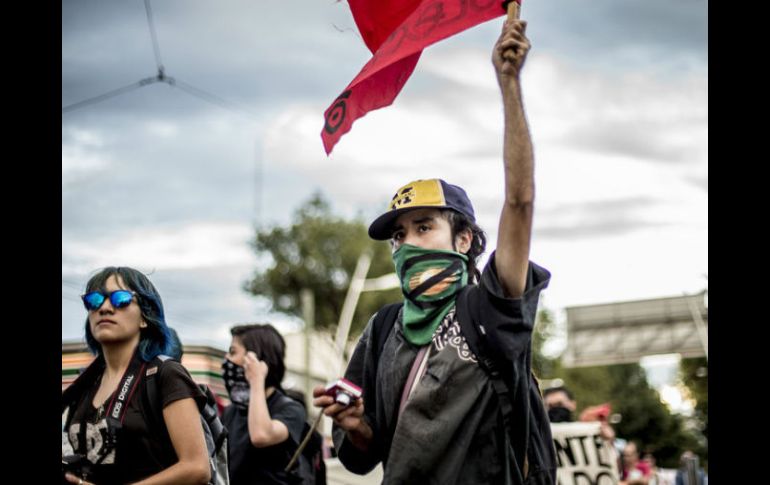 En la marcha homenaje al 2 de octubre, algunos grupos cometieron daños en la calle 5 de Mayo de la Ciudad de México. EL INFORMADOR / ARCHIVO