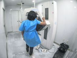 MÁS VALE PREVENIR. Una mujer se somete a una mamografía en uno de los módulos gratuitos que se han instalado en las Fiestas de Octubre. EL INFORMADOR / A. Hernández