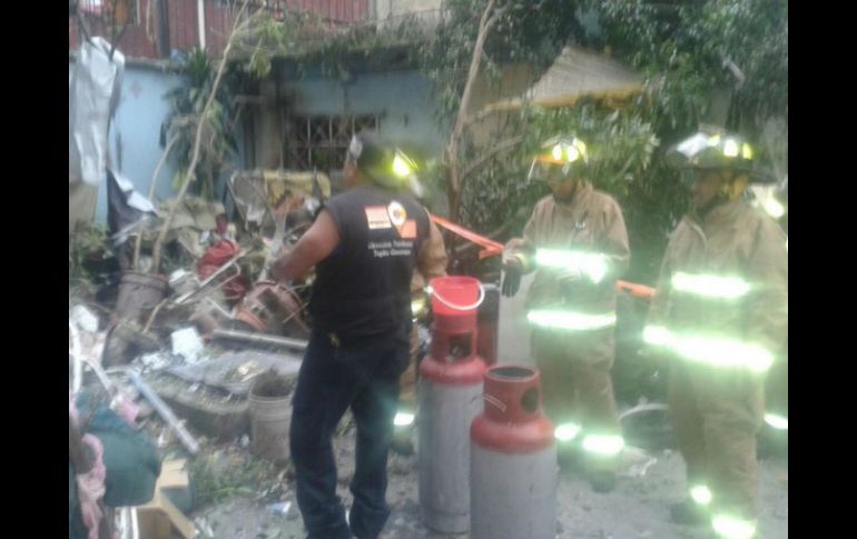 Los elementos del Cuerpo de Bomberos continúan laborando en la remoción de escombros. TWITTER / @Tepito_Guerrero