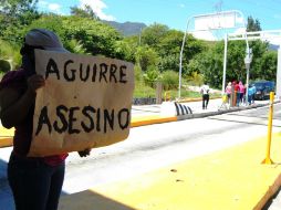 Miembros de la CETEG han tomado casetas en la Autopista del Sol, en reproche al gobierno de Ángel Aguirre Rivero. SUN /