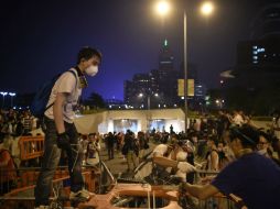 Luego de que tomaron el paso a desnivel, los manifestantes reforzaron sus barricadas afuera de las oficinas del gobierno central. AFP / E. Jones