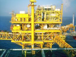 La previsión de la AIE sobre la demanda global baja por el débil crecimiento económico global. EFE / ARCHIVO