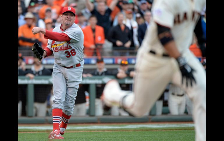 Brandon Crawford aprovecha el error del relevista Randy Choate para anotar la carrera del gane. AFP / H. How