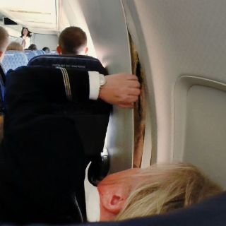 Paneles de cabina se desprenden en pleno vuelo