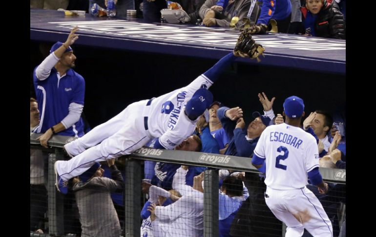 Mike Moustakas realiza lo que fue la jugada del partido para parar un ataque de los Orioles. AP / M.Conroy