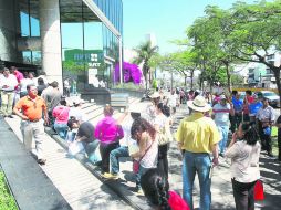 Saturación. Desde el primero de enero de este año se incrementaron las filas de contribuyentes en el SAT. EL INFORMADOR /