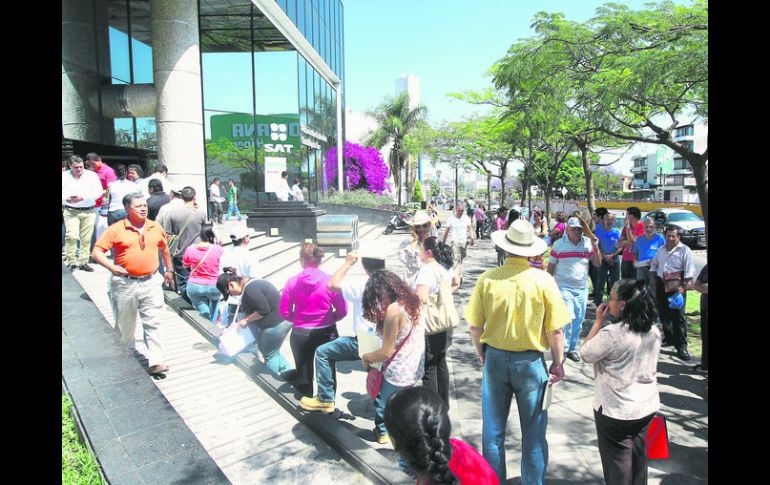 Saturación. Desde el primero de enero de este año se incrementaron las filas de contribuyentes en el SAT. EL INFORMADOR /