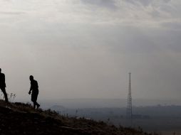 Los kurdos anunciaron que han recuperado el control de un monte en las afueras de Kobani, en la frontera entre Siria y Turquía. EFE / T. Bozoglu