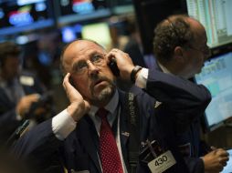 Las transacciones bursátiles norteamericanas operan a la baja. EFE / J. Lane