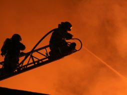 El fuego se propagó rápidamente debido al material que estaba almacenado y la falta de medidas mínimas de seguridad. NTX / ARCHIVO