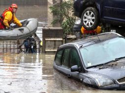 Un elemento de rescate trabaja en una calle inundada de Parma. EFE / ARCHIVO